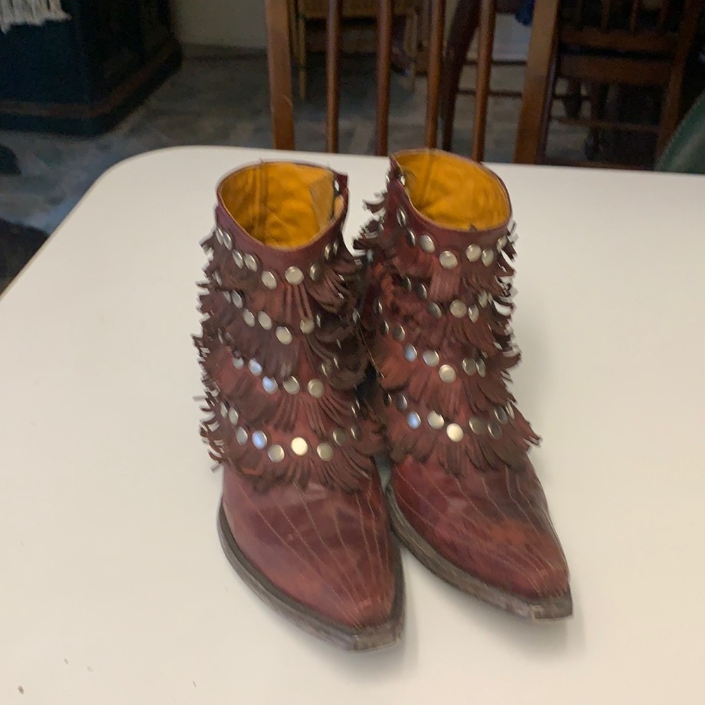 Adorable pair Old Gringos’s fringe/zippers/rivets!